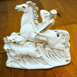 Reiterlampe aus Keramik von Elwill, Kanada. Weiße Porzellan-Skulptur-Lampe. Goldenes Dekor. Funktioniert Gut. Mid-Century Vintage.