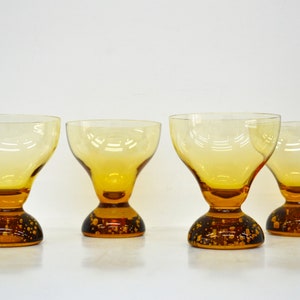 Set mit vier Amber Controlled Bubble Cocktail-Klassen. Carl Erickson Stil. Vintage aus der Zeit der 1950er-1960er Jahre. Möglicherweise Aseda, Schweden Produktion.