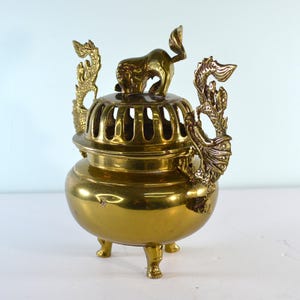 Brûle-encens/encensoir chinois à couvercle en laiton de style antique avec poignées. Couvercle amovible avec embout Foo Dog. Poignées en forme de dragon.