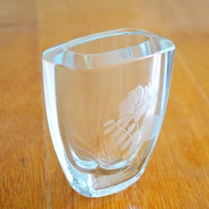 Strombergshyttan Kristall Vase: Gravierte Rosen, MCM Scandinavian Decor
