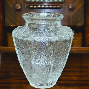 Grand vase en verre cristal texturé écorce. Conçu par Timo Sarpaneva (1926-2006) pour Iittala, Finlande. Millésime du milieu du siècle.