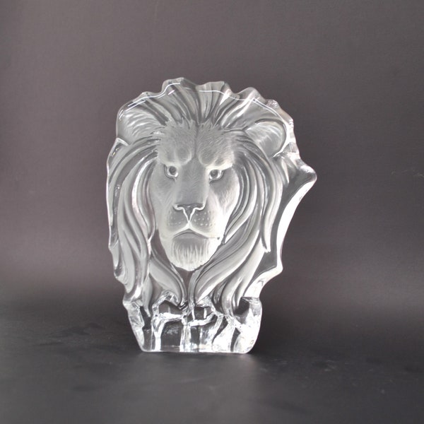 Sculpture tête de lion en verre cristal dépoli. Presse-papiers en verre. Buste d'animal transparent. Ressemble à des sculptures en verre scandinaves.