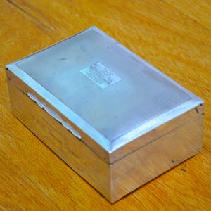 Zigaretten Box aus Sterling Silber mit Klappdeckel. Teak-Holzfutter. Graviert. Gepunzt: William Adams Ltd. Sterling 1949 Birmingham, England.