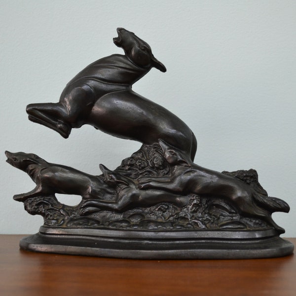 Detailgetreue Spelter Skulptur. Patiniertes Bronze-Finish. Wolfs jagen Doe Szene. Spätes 19tes Jahrhundert antik oder früher Vintage. Nicht signiert.
