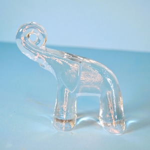 Kristallglas Elefant Skulptur von Paperweight. Entworfen von Bertil Vallien in den 1970er Jahren für Kosta Boda, Schweden. Boda Zoo Kollektion.