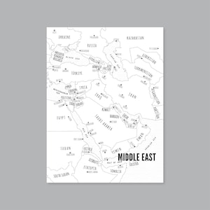 Puede incluir: Un mapa en blanco y negro de Oriente Medio, con nombres y fronteras de países claramente etiquetados. El mapa incluye países como Arabia Saudita, Irán y Egipto. El texto "MIDDLE EAST" se muestra de forma destacada.