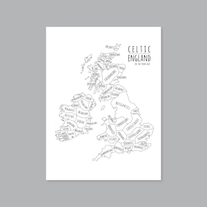 Puede incluir: Una impresión de mapa en blanco y negro titulada "Celtic England in the Iron Age". El mapa muestra las Islas Británicas, con nombres tribales en una fuente manuscrita. La impresión está sobre un fondo blanco.