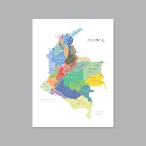 Può includere: Una mappa colorata della Colombia, con le regioni del paese in varie tonalità. La parola "COLOMBIA" è scritta in uno stile scritto a mano. La mappa è su sfondo bianco.