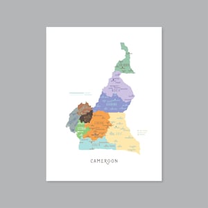 Pode incluir: Um mapa colorido dos Camarões, dividido em regiões com rótulos em várias cores. A palavra "CAMEROON" é impressa em uma fonte simples na parte inferior da imagem. O fundo é branco.