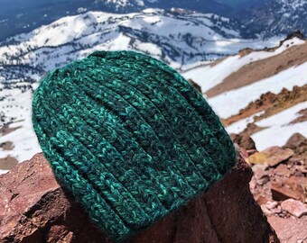 Gorro tejido a mano en mezcla de lana y canalé 2x2 tonal