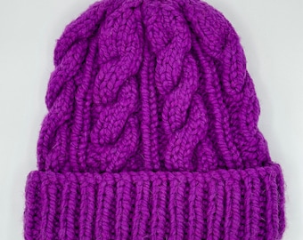 Gorro grueso de mezcla de lana peluda con puños de canalé magenta