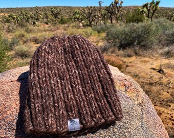 Gorro tejido a mano en mezcla de lana Joshua Tree de punto acanalado 2x2 en tono marrón claro