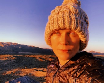 Gorro grueso con pompón y puños de canalé en mezcla de lana borrosa Avena