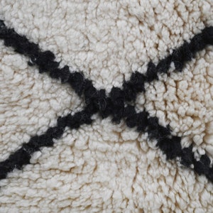 Beni Ourain Rug Handwoven Moroccan Wool Rug 166 cm x 241 cm 5.4 ft x 7.9 ft image 5
