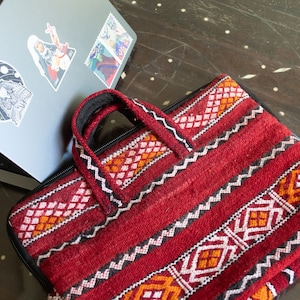 Handgefertigte, marokkanische Tribal-Tasche, Laptop-Tasche in leuchtendem Rot, natürliche Wolle
