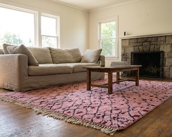 Alfombra marroquí de lana hecha a mano de 8x10 pies - Alfombra moderna estilo boho rosa para sala de estar o dormitorio, con estampado de rombos bereberes.