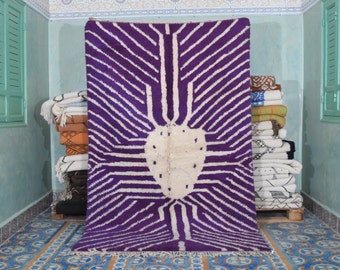 Zeitgenössischer Purpurroter Marokkanischer Teppich - Moderne Kunst für Wohnkultur