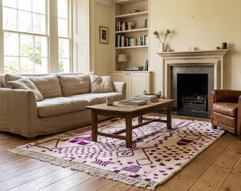 Alfombra marroquí de lana hecha a mano de 5x8 pies - Alfombra abstracta color crema marfil, alfombra moderna estilo boho para sala de estar con detalles morados.