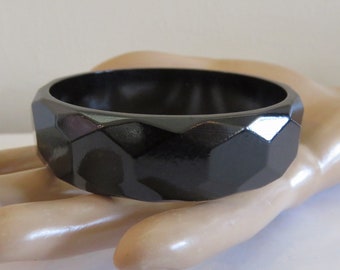 Vintage Faceted BAKELITE Black Bangle Bracelet, Authentic Tested Guaranteed, Machine-Tooled Diamond Carved Round Symmetry, Shiny Jet (L249)