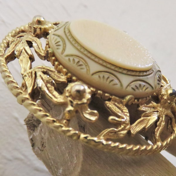 Vintage Gold Cabochon Brooch, Cream Beige Ivory Oval Resin Center with Etched Gold Accents, Floral Foliage Leaf Filigree Ornate Frame (H692)