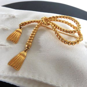 Vintage Articulated Tassel Rope Knot Bow Brooch, Large Rich Shiny Yellow Gold Tone Metal Loop with Dangles Pin, Jacket Blazer, Gift (P380)