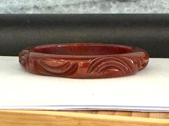 Vintage Carved BAKELITE Bangle Bracelet, Brown with a Hint of Dark Cherry Red, Slightly Marbled, Arc Design Pattern, Collectible (L348) View 6