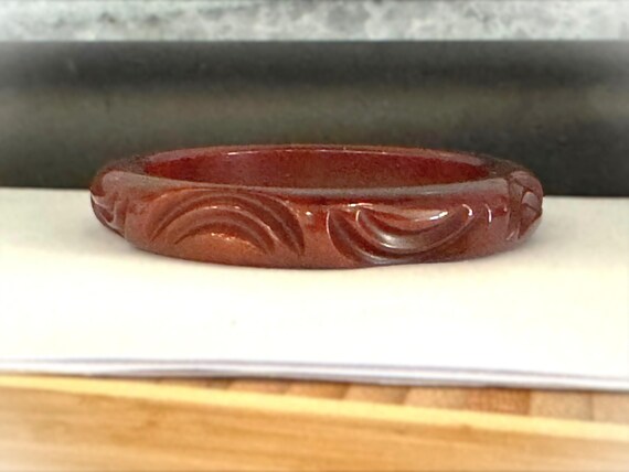 Vintage Carved BAKELITE Bangle Bracelet, Brown with a Hint of Dark Cherry Red, Slightly Marbled, Arc Design Pattern, Collectible (L348) View 3