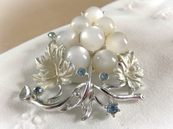 Vintage Grape Cluster Bunch Brooch, 3D White Glow… - image 4