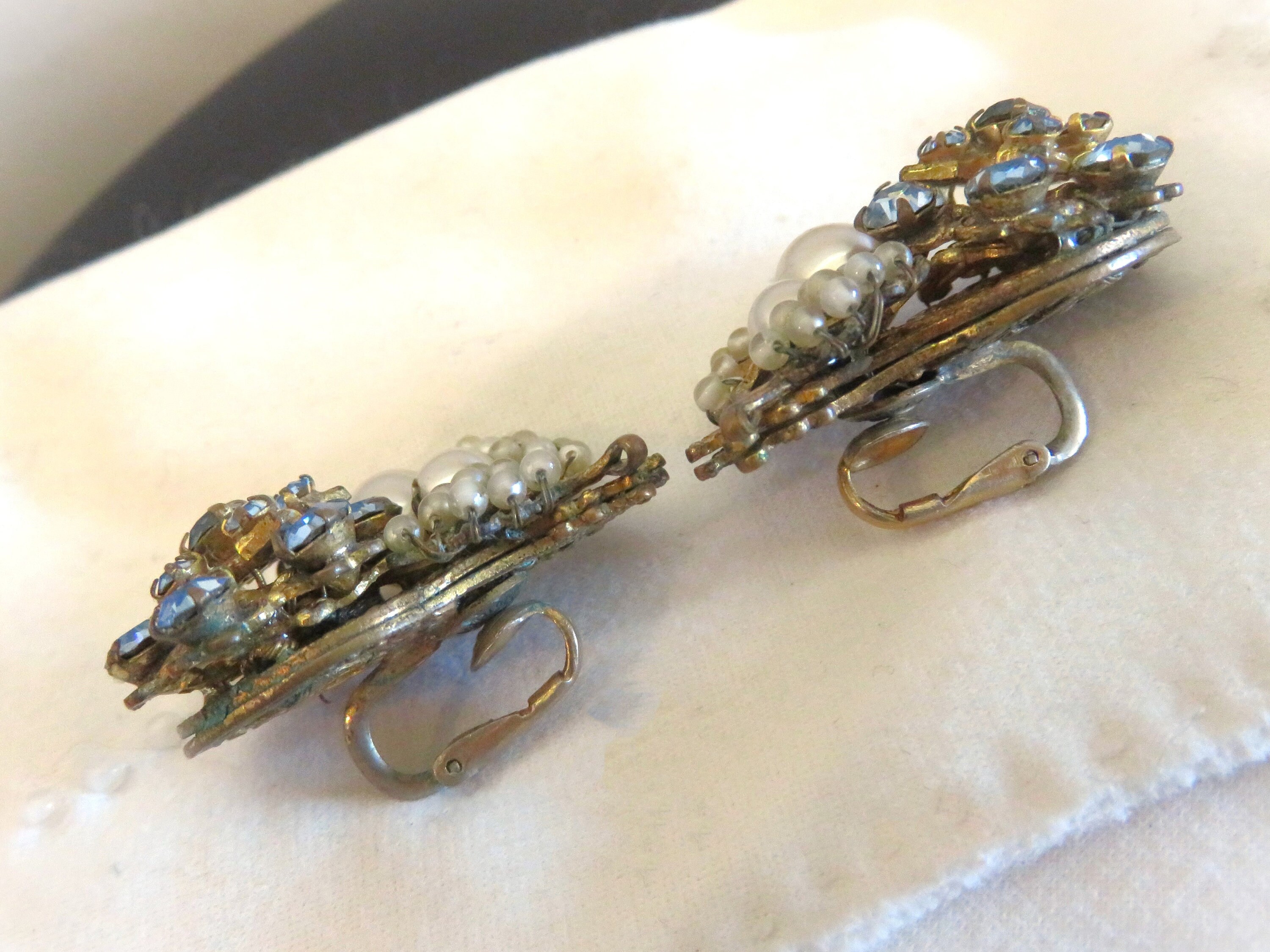 Vintage Signed MIRIAM HASKELL Rhinestone & Faux Pearl CLIP on Earrings, Light Blue Crystal, Hand Wired White Seeds, Gold Tone Hinged R680 - Etsy Vintage Signed MIRIAM HASKELL Rhinestone & Faux Pearl CLIP on Earrings, Light Blue Crystal, Hand Wired White Seeds, Gold Tone Hinged R680 - Etsy