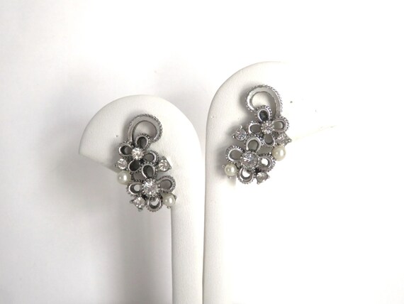 Vintage LISNER Rhinestone & Pearl CLIP-ON Flower … - image 2