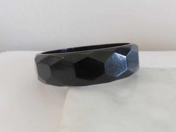 Vintage Faceted BAKELITE Black Bangle Bracelet, A… - image 3