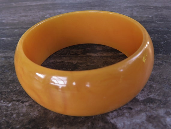 Vintage Ripe Peach Swirl Bakelite Bangle, Marbled… - image 1