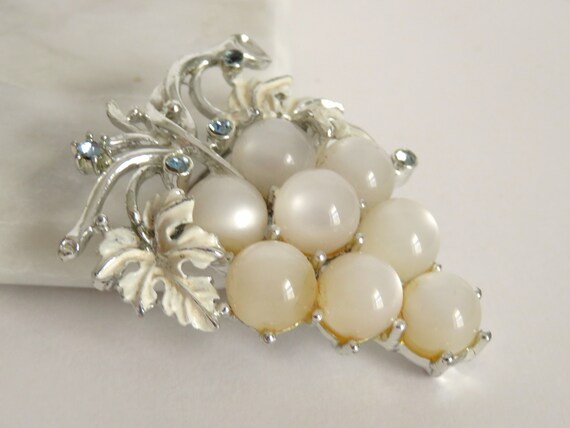 Vintage Grape Cluster Bunch Brooch, 3D White Glow… - image 8
