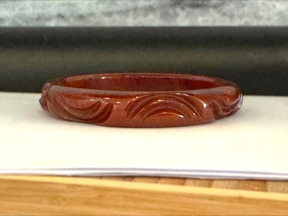 Vintage Carved BAKELITE Bangle Bracelet, Brown with a Hint of Dark Cherry Red, Slightly Marbled, Arc Design Pattern, Collectible (L348) View 4