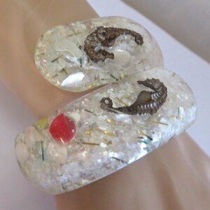 Vintage Lucite Bypass SEAHORSE Confetti Bracelet, Wide Hinged Bangle, Embedded Shell Glitter, Clear White Red RARE Retro Collectible (BV979)