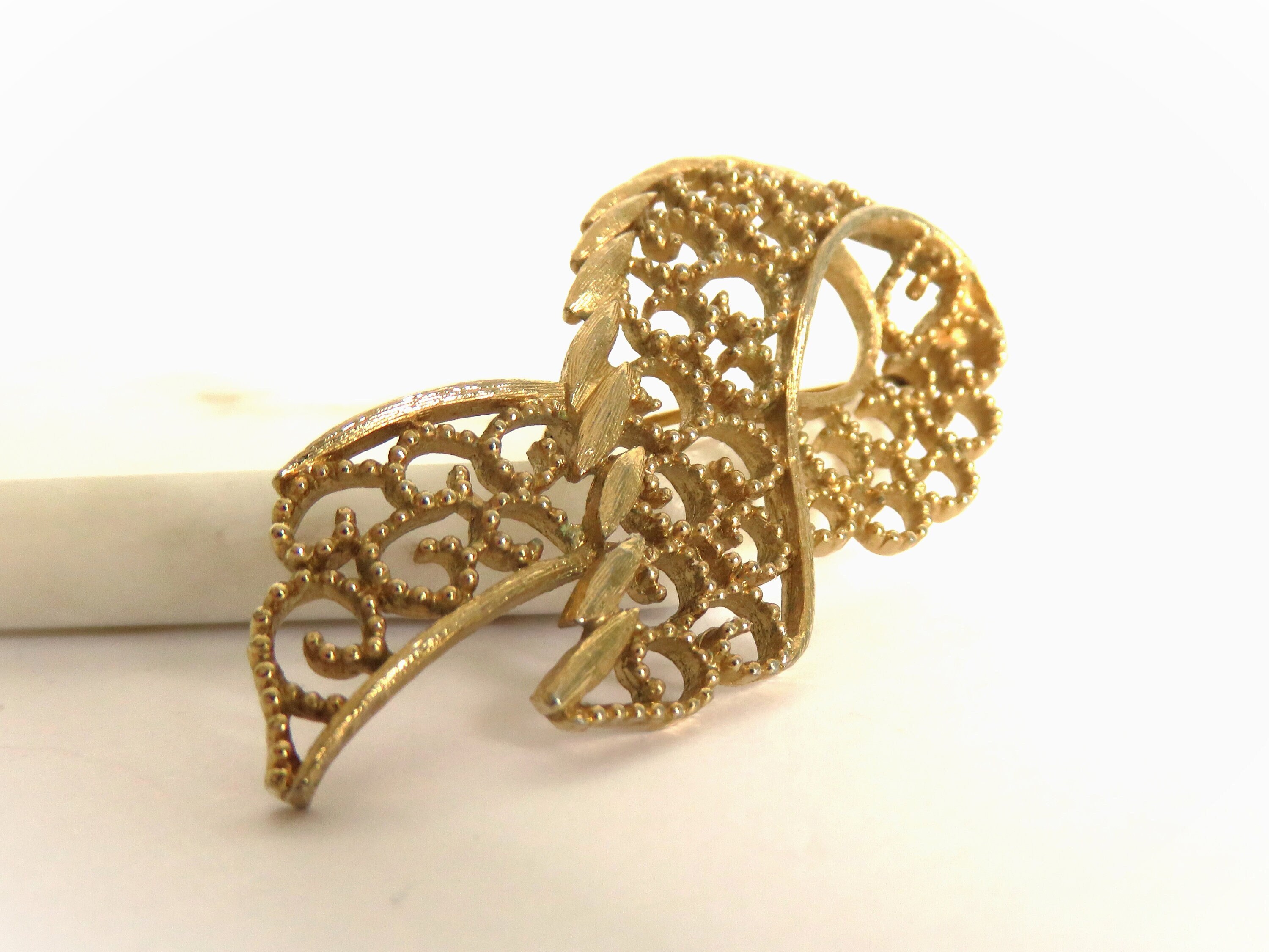Broche Vintage Monet - Ruban Et Feuille Tourbillon, Finition Argentée Brossée