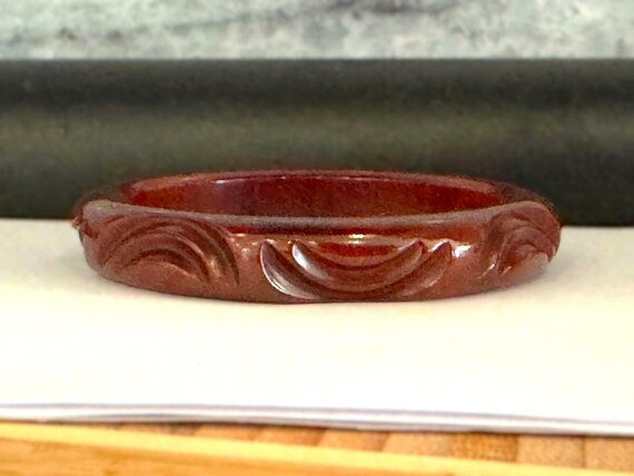 Vintage Carved BAKELITE Bangle Bracelet, Brown with a Hint of Dark Cherry Red, Slightly Marbled, Arc Design Pattern, Collectible (L348)