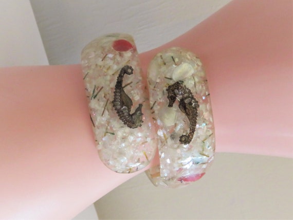 Vintage Lucite Bypass SEAHORSE Confetti Bracelet,… - image 5