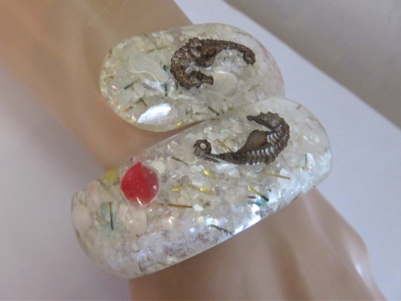 Vintage Lucite Bypass SEAHORSE Confetti Bracelet,… - image 7