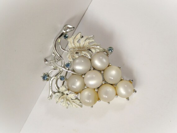 Vintage Grape Cluster Bunch Brooch, 3D White Glow… - image 7