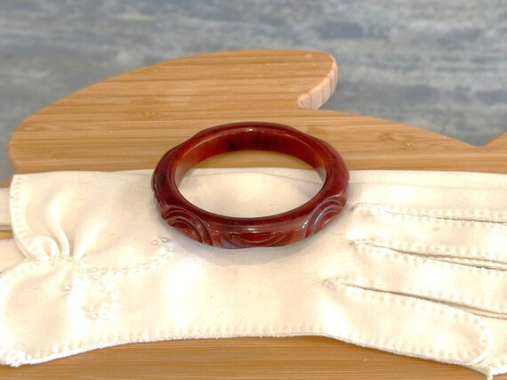 Vintage Carved BAKELITE Bangle Bracelet, Brown with a Hint of Dark Cherry Red, Slightly Marbled, Arc Design Pattern, Collectible (L348) View 2