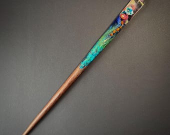 Bacchetta magica fatta a mano in resina e noce – Ispirata alla natura irlandese, ametista, fiori, licheni