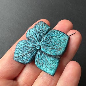 Broche de flor elegante e exclusivo, broche de lapela feito à mão, presente perfeito para amantes do estilo gótico e punk, broche de hortênsia