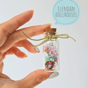 Mikro gehäkelte Meerjungfrauenlandschaft im Glas - Miniaturpuppenhaus mit Qualle, Muschelhüten/Geldbeutel und anderen Accessoires (Elendan Puppenhäuser)