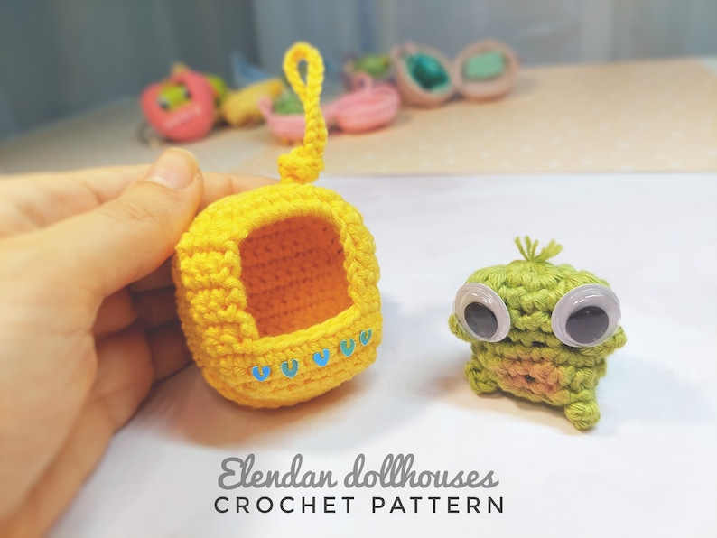 Crochet keychain, crochet pattern, amigurumi pattern, crochet frog, amigurumi frog, beginners friendly crochet