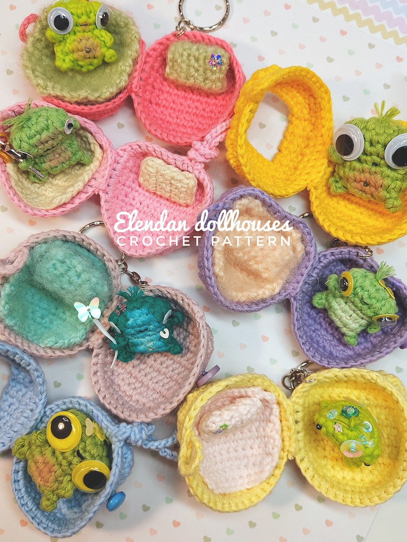Crochet keychain, crochet pattern, amigurumi pattern, crochet frog, amigurumi frog, beginners friendly crochet