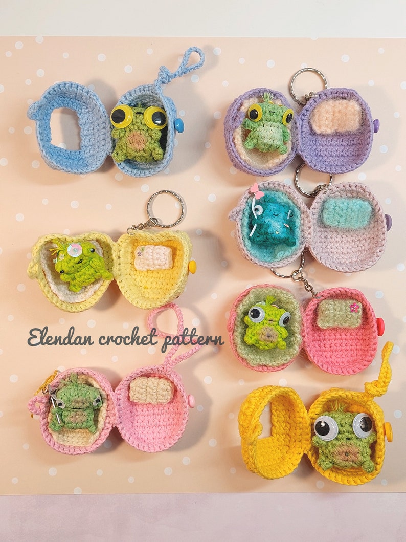 Crochet keychain, crochet pattern, amigurumi pattern, crochet frog, amigurumi frog, beginners friendly crochet
