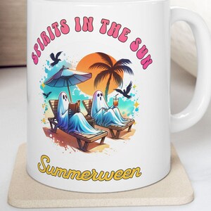 Peut inclure: Mug en céramique blanche avec une illustration colorée de deux fantômes se relaxant sur des chaises longues sous un palmier et un parasol. Le mug porte l'inscription "Spirits in the Sun" et "Summerween".