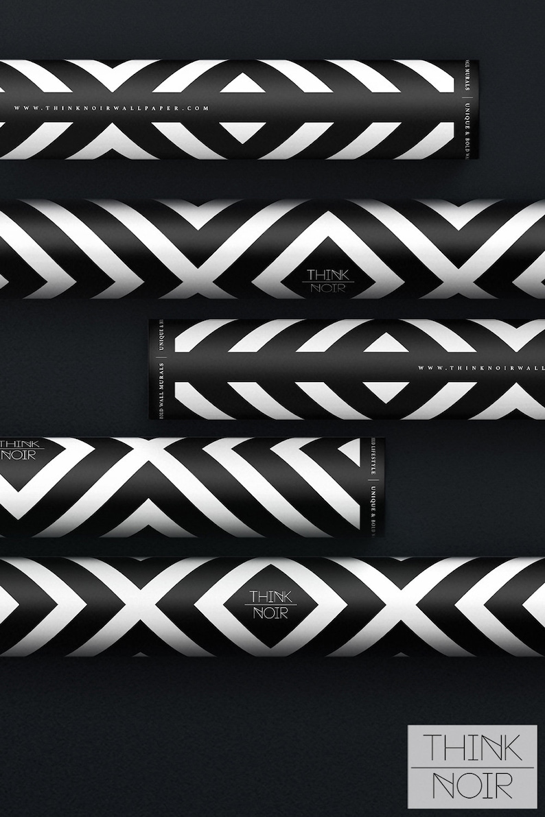 Puede incluir: Rollos de papel pintado geom&eacute;trico en blanco y negro con un patr&oacute;n de chevr&oacute;n repetido. Los rollos son cil&iacute;ndricos y est&aacute;n dispuestos verticalmente. La marca "THINK NOIR" es visible en algunos rollos, junto con la direcci&oacute;n del sitio web.