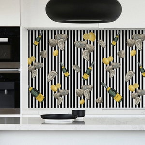Paraschizzi in stile costiero, paraschizzi da cucina moderno in bianco e nero, paraschizzi con piastrelle geometriche, paraschizzi fai da te a strisce, idee per paraschizzi da cucina color ostrica